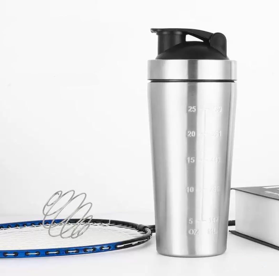 Home Universal® 750ML Botella Gim Shaker de Acero Inoxidable | BPA Free con Mezclador de Tapa Integrado | Vaso Gimnasio con Medidor | Apto para Lavavajillas | Vaso Proteína (Acero)