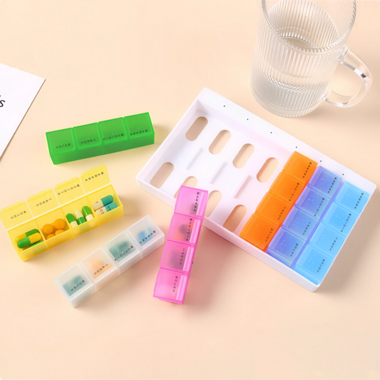 Home Universal® Pastillero portátil y semanal con 6, 7 o 28 compartimentos | Caja organizadora de pastillas con cortador integrado – Diferentes colores y formatos (Pastillero semanal 28 compartimentos - 7 rejillas)