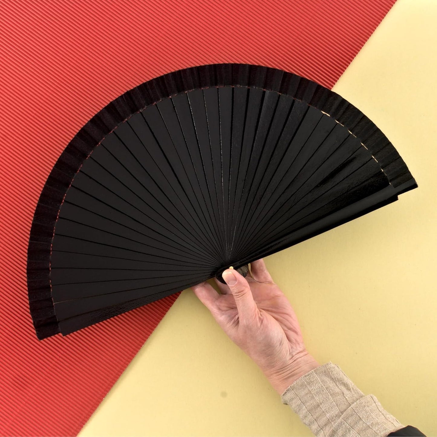 Home Universal ® Abanico Madera Español con Tela Lisa 23cm, Detalles para los Invitados, Regalos de Boda, Fiestas, Comuniones y Otros Eventos (Negro)