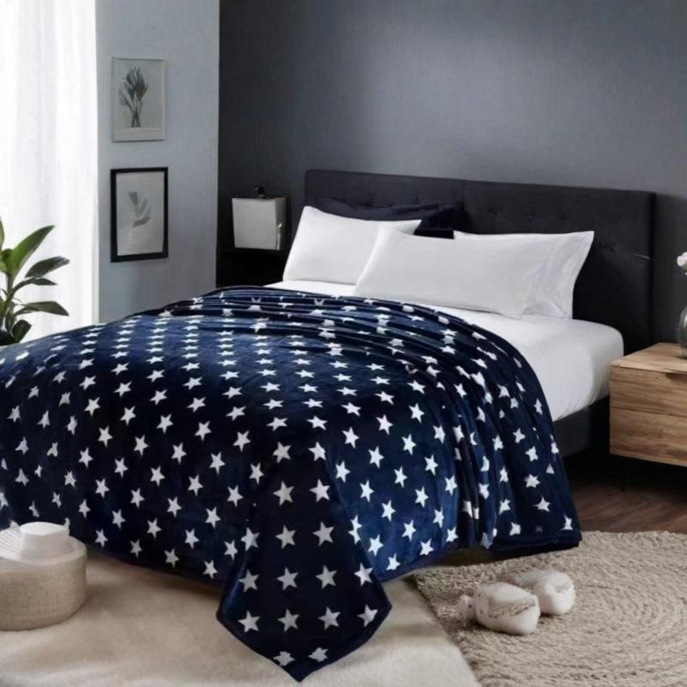 Home UNIVERSAL | Manta Terciopelo Extrasuave 180x220CM | 100% Poliéster (AZUL ESTRELLAS)
