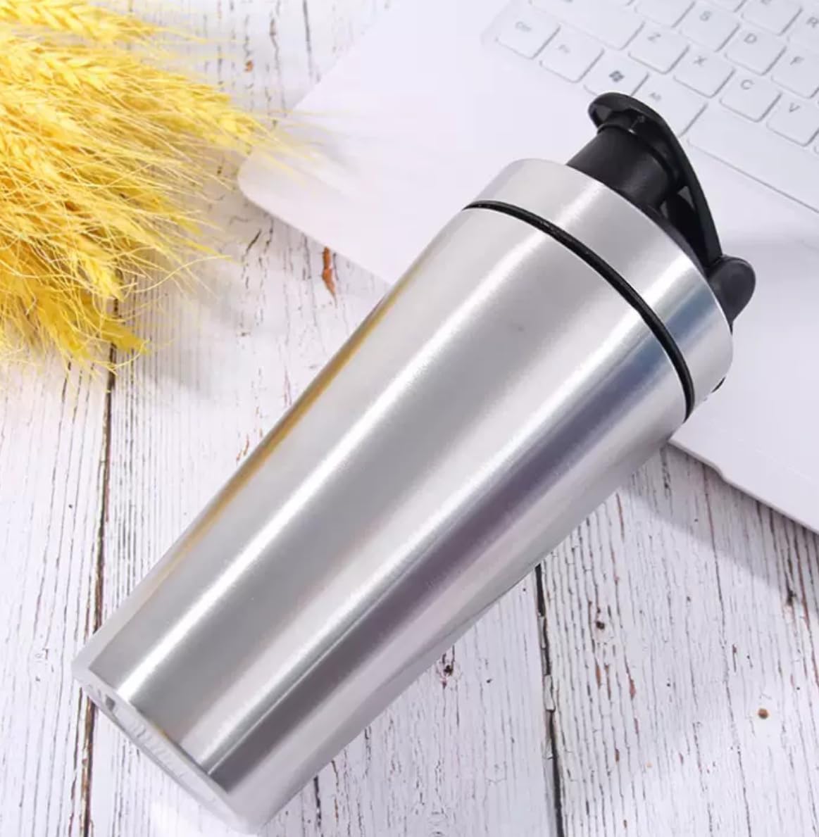 Home Universal® 750ML Botella Gim Shaker de Acero Inoxidable | BPA Free con Mezclador de Tapa Integrado | Vaso Gimnasio con Medidor | Apto para Lavavajillas | Vaso Proteína (Acero)