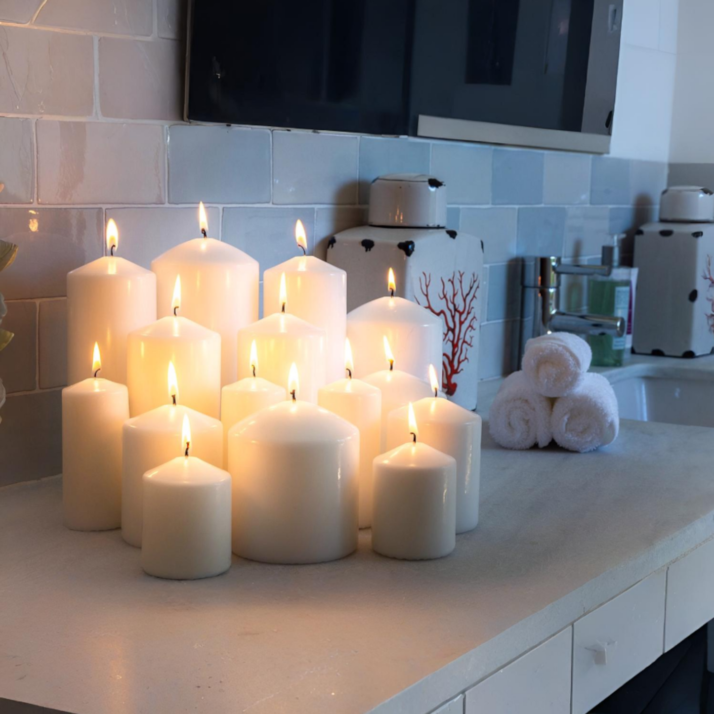 Home Universal® Pack de 2 Velas Lumar Decorativas sin Aroma – Velas Blancas o Rojas de Distintos Tamaños, Ideales para Decoración del Hogar, Bodas, Centros de Mesa y Eventos Elegantes (20X7CM - 555g (2 Unidades · Blanco))