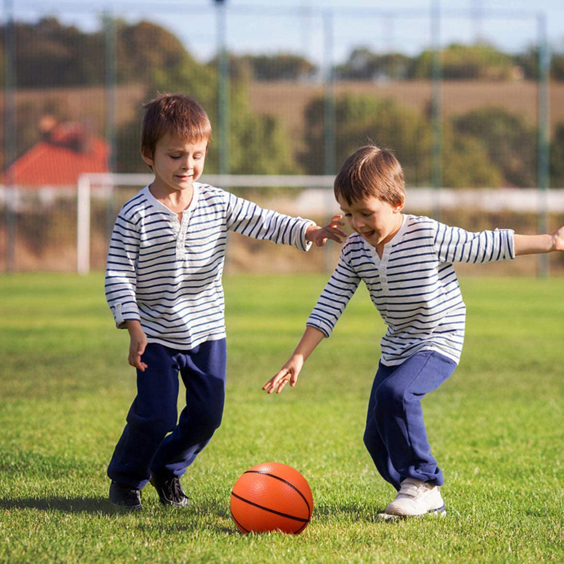 HUSL Bolas de Goma de Rebote con correa para el dedo y cuerda elástica, Bolas de deportes de goma suave, pelota para jugar en zona interior y aire libre, diseñado para los niños-Diámetro approx.6.3 cm(Globo terráqueo)